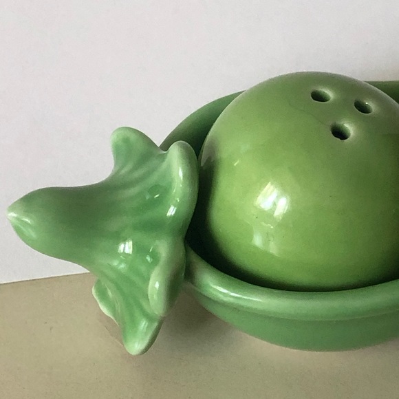Peas in a Pod Salt and Pepper Shaker - Picture 2 of 6